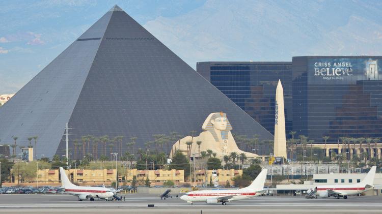 Vista do aeroporto internacional Harry Reid, em Las Vegas. Local recebeu centenas de jatos particulares para o Super Bowl em 2024