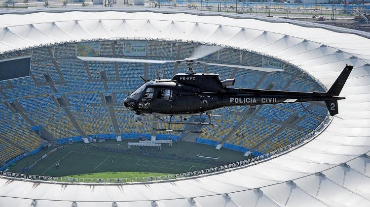 Helicóptero Esquilo (H125/AS350) da Polícia Civil do Rio de Janeiro sobrevoando estádio da Copa do Mundo no Brasil