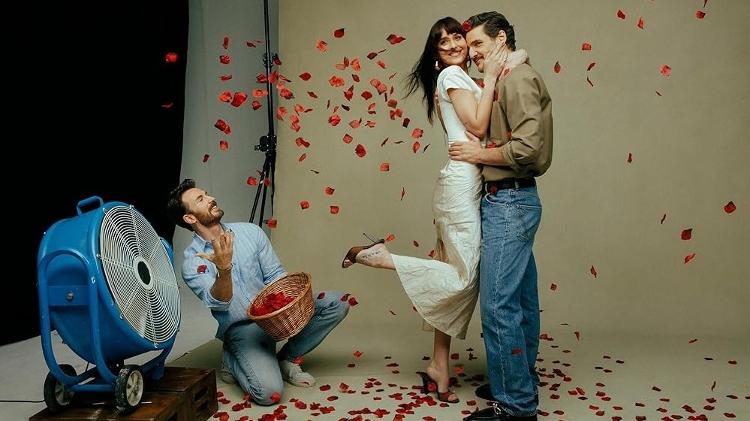 Chris Evans, Dakota Johnson e Pedro Pascal estão juntos em 'Amores Materialistas' Chris Evans, Dakota Johnson e Pedro Pascal estão juntos em 'Amores Materialistas'
