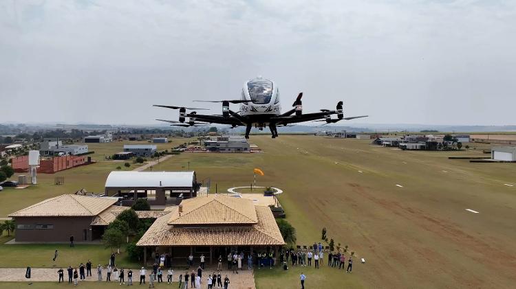 Primeiro voo do eVTOL, o 'carro voador', EH216-S, da EHang. Modelo foi trazido ao Brasil pela Gohobby