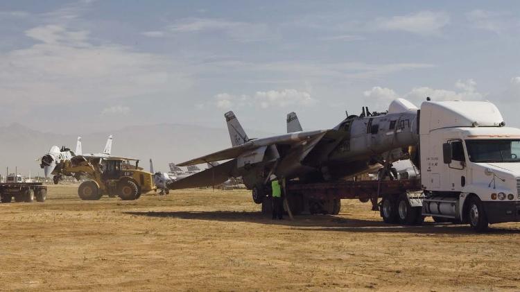 Alguns dos últimos F-14 Tomcat são levados para serem picotados em pequenos pedaços nos EUA