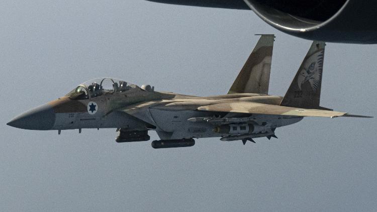 Caça F-15 da Força Aérea de Israel voa em formação com um B-52H dos EUA Caça F-15 da Força Aérea de Israel voa em formação com um B-52H dos EUA