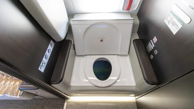 Assento do banheiro do Praetor 600 também pode ser configurado para virar uma poltrona comum