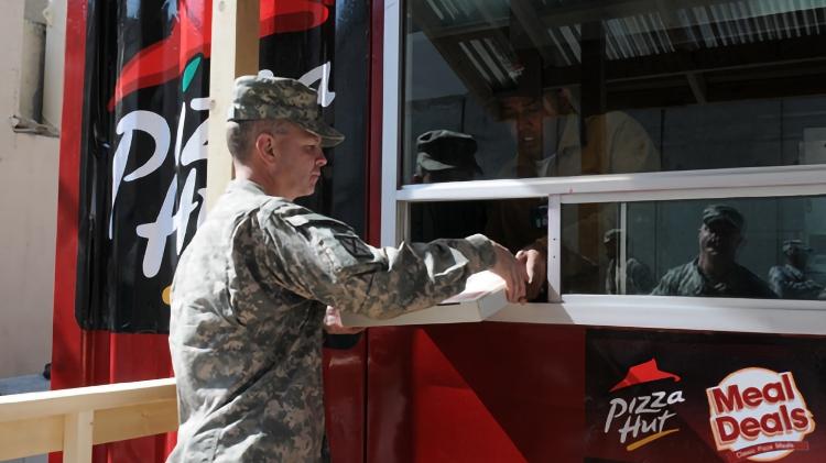 Soldado retira um pedido na lanchonete Pizza Hut instalada no Campo Phoenix após a reabertura das redes de fast food nas bases militares dos EUA no Afeganistão, em 2011