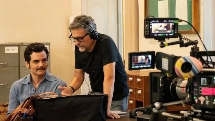 O diretor Kleber Mendonça Filho orienta Wagner Moura no set de 'O Agente Secreto' O diretor Kleber Mendonça Filho orienta Wagner Moura no set de 'O Agente Secreto'