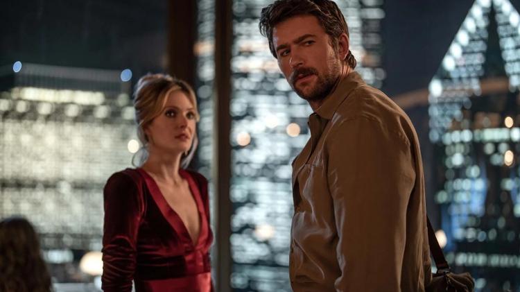 Meghann Fahy e Brandon Sklenar em 'Drop': o date deu ruim Meghann Fahy e Brandon Sklenar em 'Drop': o date deu ruim