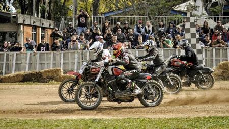 Evento tem corrida de mini moto e de Harley na terra com