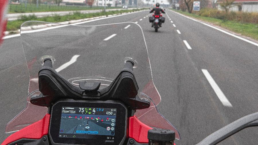 Motos, como a Ducati Multistrada V4S, já têm até radares com detector de ponto cego e controle adaptativo de velocidade