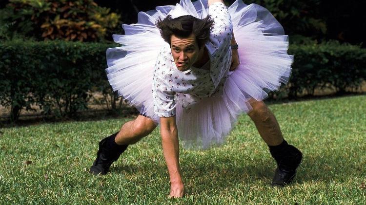 Jim Carrey se joga em 'Ace Ventura', seu primeiro grande sucesso