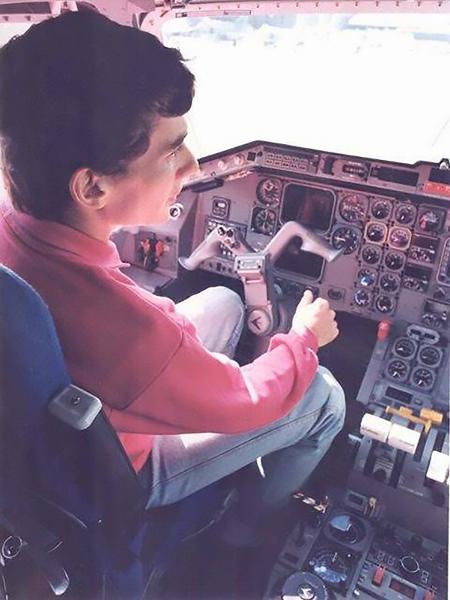 Ayrton Senna a bordo de um avião da Embraer: Piloto era apaixonado pela aviação
