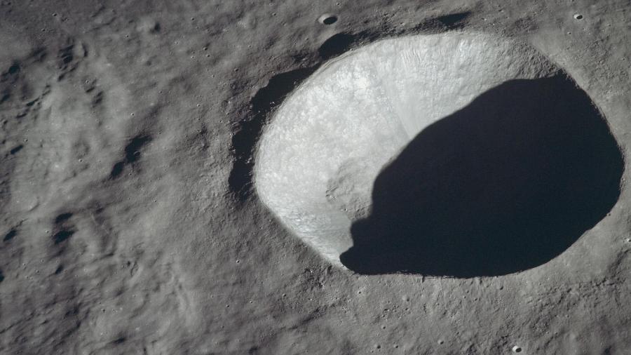 Imagem da cratera Schmidt obtida pela missão Apollo 10 - Nasa