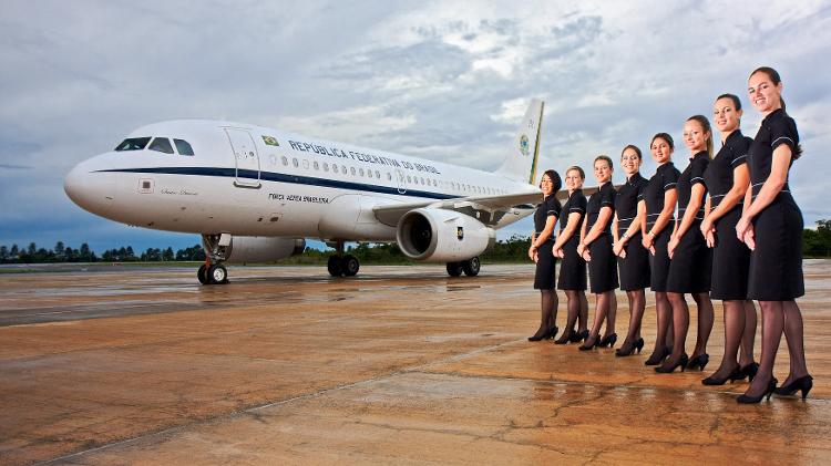 Comissárias de bordo do avião presidencial VC-1, um Airbus A319 batizado de Santos Dumont