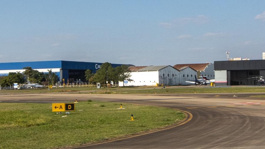 Acessos à área particular do aeroporto de Sorocaba (SP) em 2024: Cobrança ainda não era efetuada, mas cancelas estavam presentes no local Acessos à área particular do aeroporto de Sorocaba (SP) em 2024: Cobrança ainda não era efetuada, mas cancelas estavam presentes no local