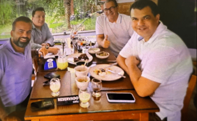 Roberto Augusto Leme da Silva (à esq.), o Beto Louco, em almoço com o deputado Dal Barreto (à dir.)