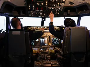 EUA: Aviões terão 2ª porta para proteger pilotos. Medida custa R$ 183 mil