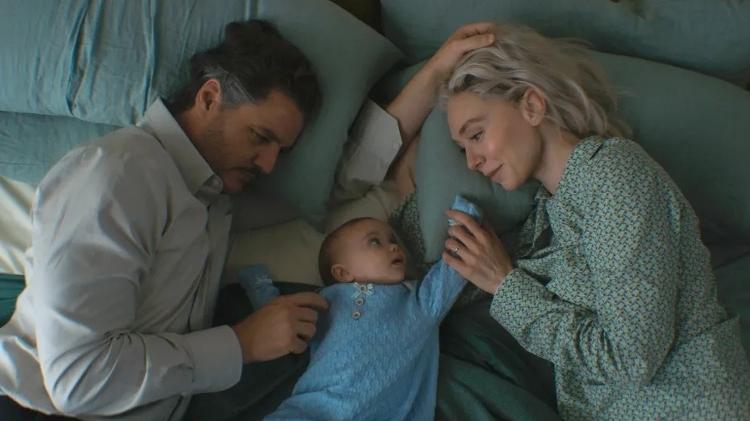 Reed (Pedro Pascal) e Susan (Vanessa Kirby) Richards embalam o pequeno Franklin