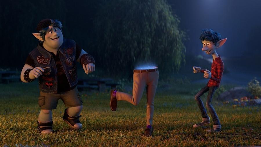 Ian (Tom Holland) e Barley (Chris Pratt) em momento leve na animação "Dois Irmãos" - Disney/Divulgação
