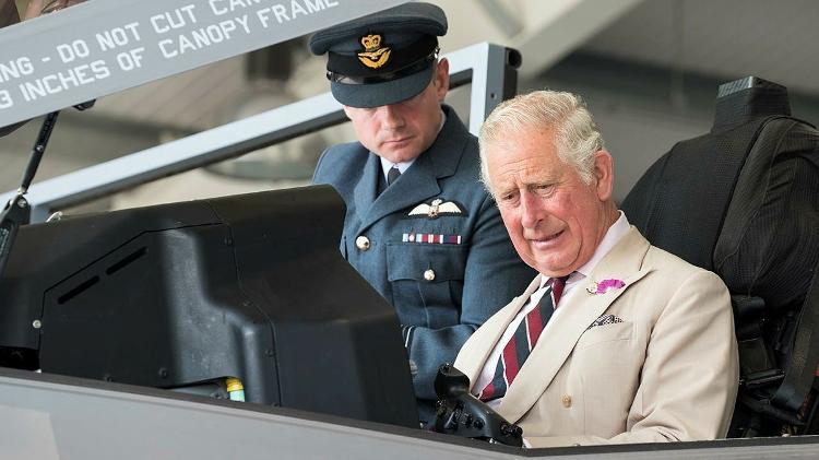 Rei Charles 3º na cabine de um F-35 do Reino Unido