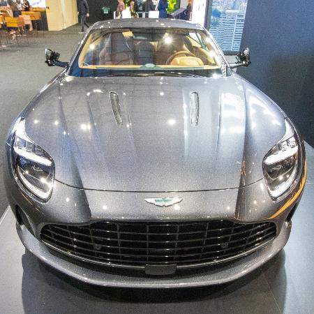 Carro da Aston Martin em exposição no estande da UK Motors durante o Catarina Aviation Show
