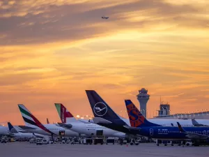 Entre aviões e lápides: Aeroporto tem cemitério escondido ao lado da pista