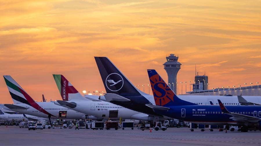 Pista do aeroporto internacional Chicago O'Hare, em Illinois (EUA): Local têm um cemitério entre as pistas