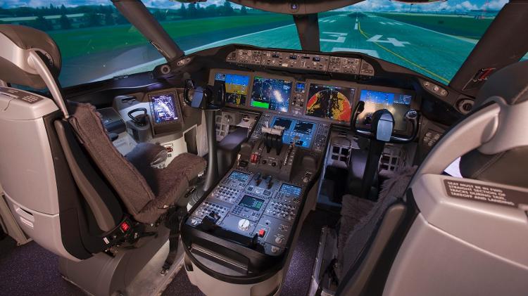 Cabine de simulador do avião 787, na fábrica da Boeing, nos EUA