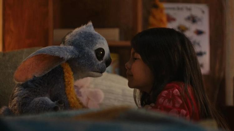 Stitch aprende o que é ter uma família com Lilo (Maia Kealoha) Stitch aprende o que é ter uma família com Lilo (Maia Kealoha)