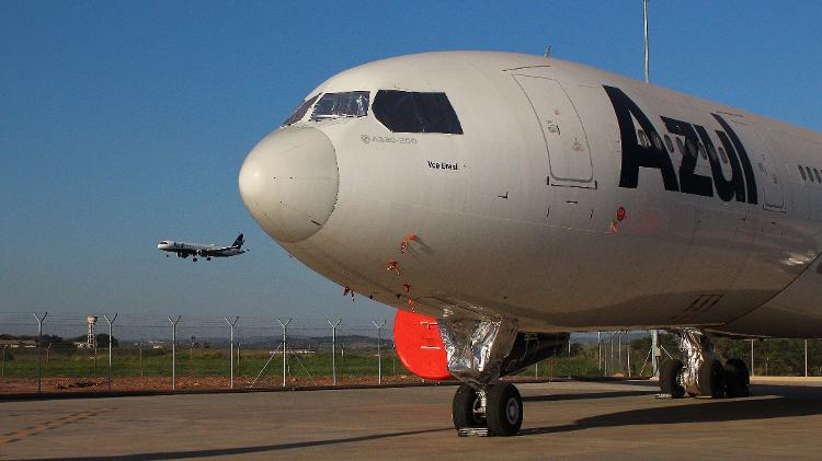 Avião da Azul preservado no hangar da empresa no aeroporto de Viracopos, em Campinas (SP)