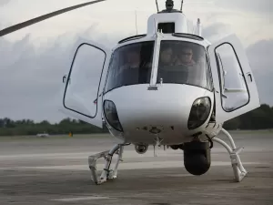 Por que alguns helicópteros voam com um pedaço de lã preso no para-brisa?