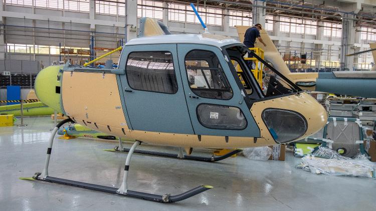 Helicóptero H125 Esquilo na linha de produção da Helibras, em Itajubá (MG)
