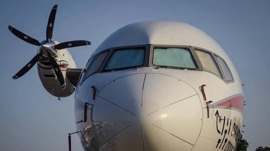 Avião laboratório Boeing 757 da Honeywell com motor "na orelha" para realização de testes - Instagram/oshkosh_aviation