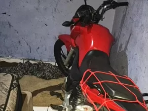 Criminosos sobem escadas para esconder motos roubadas em apartamentos em SP
