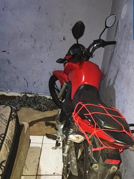 Honda CG, um dos modelos preferidos dos criminosos, foi recuperada dentro de apartamento em Osasco, na Grande São Paulo
