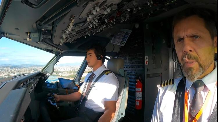 José e Gabriel Castanho dividindo a cabine de avião José e Gabriel Castanho dividindo a cabine de avião