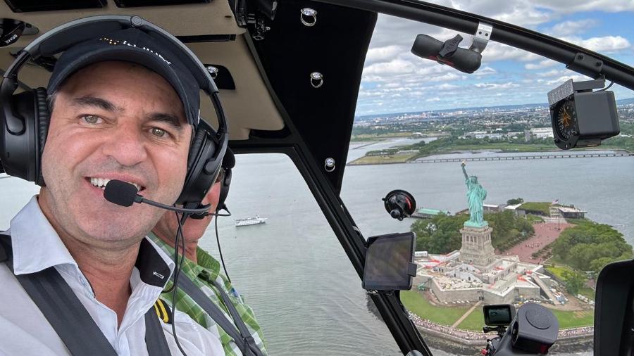 André Borges de Freitas e Peter Wilson voam próximo à Estátua da Liberdade, nos EUA, durante volta ao mundo de helicóptero