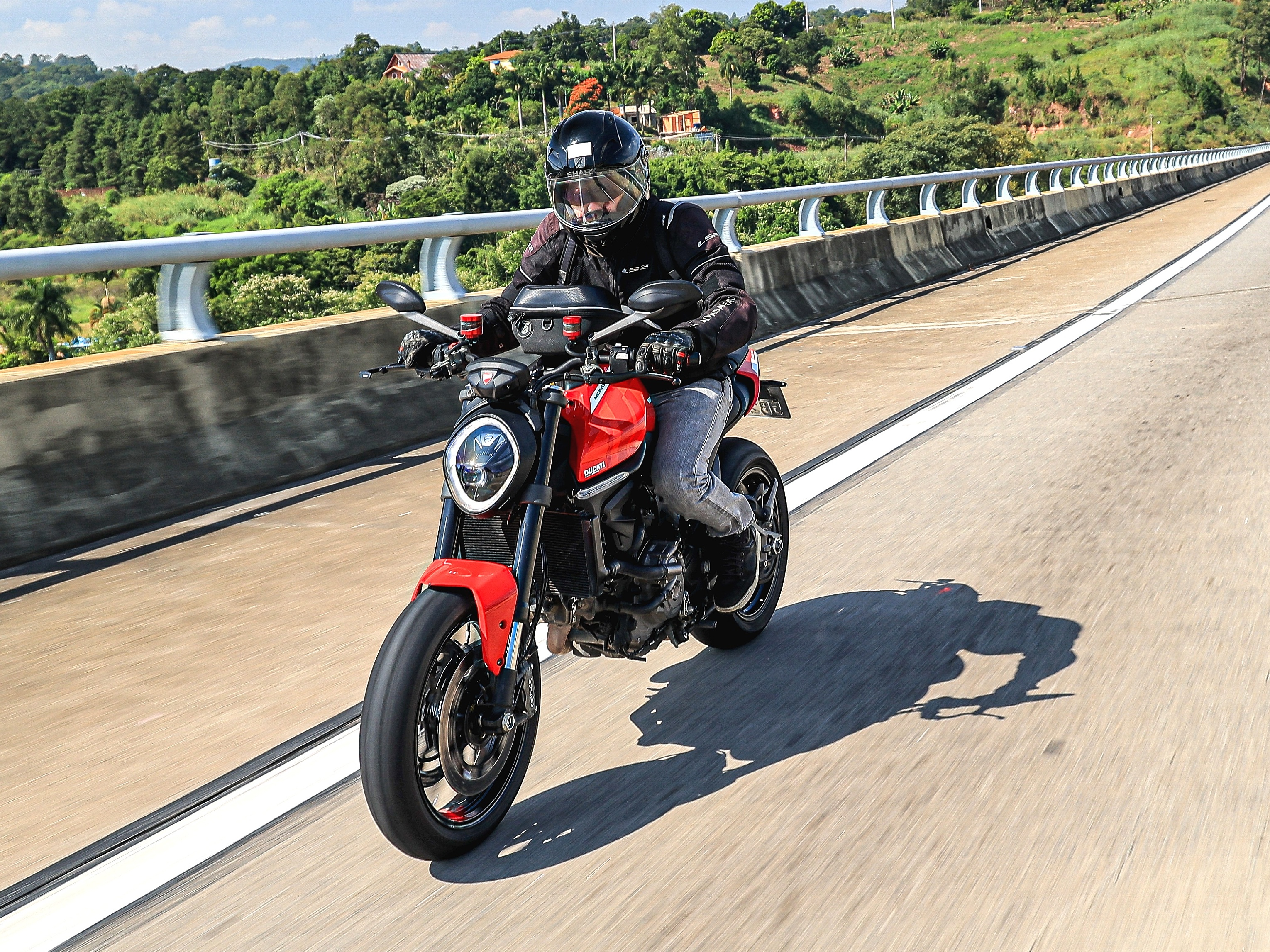 Ducati reinventa Monster, mas mantém esportividade da naked 'trintona' -  08/07/2023 - UOL Carros