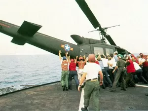 R$ 5 bi! Por que EUA jogaram helicópteros no mar no fim na Guerra do Vietnã