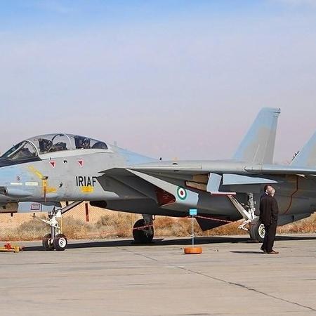 Avião de combate iraniano cai durante treinamento; um piloto morreu