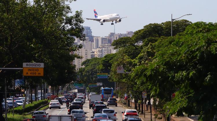Avião se aproxima para o pouso no aeroporto de Congonhas com a avenida Washington Luis abaixo