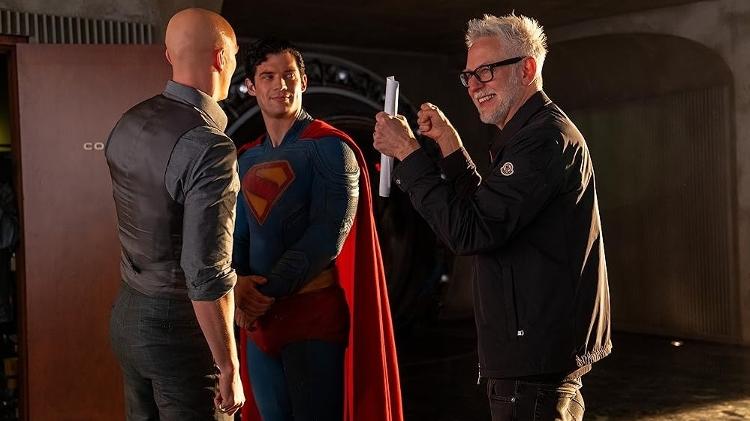 James Gunn orienta Nicholas Hoult e David Corenswet nas filmagens de 'Superman'