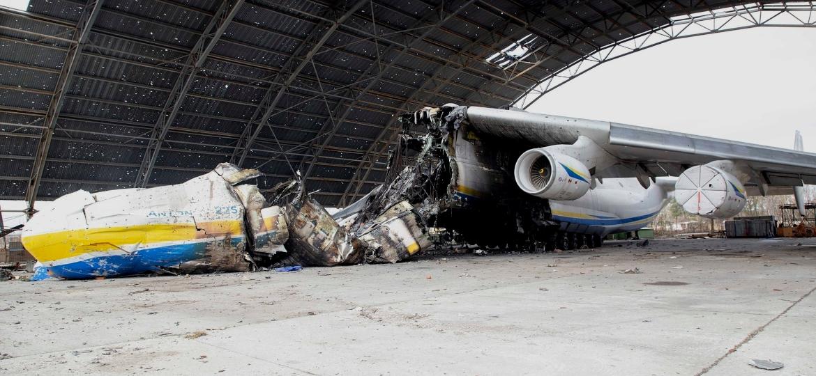 Antonov An-225, que foi o maior avião de carga do mundo, destruído no aeroporto de Gostomel, na Ucrânia - Facebook/Polícia Nacional da Ucrânia