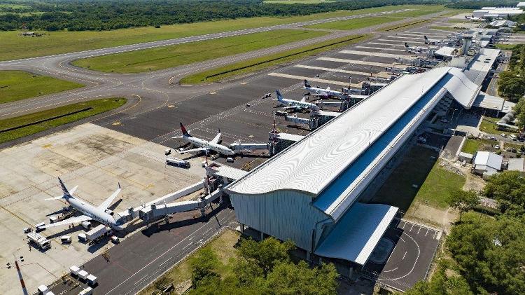 Aeroporto internacional San Óscar Arnulfo Romero y Galdámez, em El Salvador: País cobrará R$ 5.550 de africanos e indianos em trânsito no aeroporto
