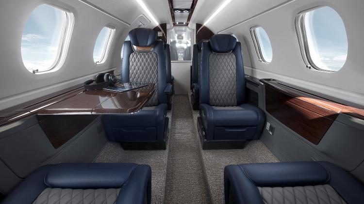 Detalhes do interior do jato executivo Embraer Phenom 300