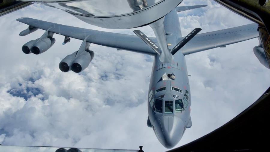 Avião B-52 dos EUA durante operação de reabastecimento com um KC-135