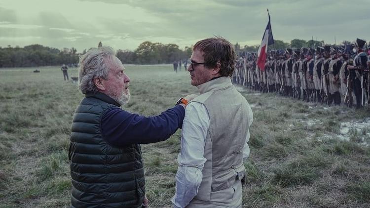 Ridley Scott e Joaquin Phoenix no campo de batala de 'Napoleão'