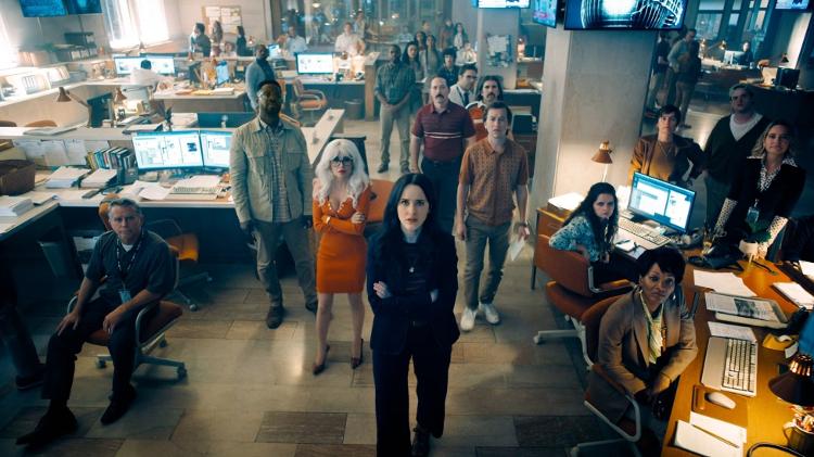 Lois Lane (Rachel Brosnahan) à frente dos colegas na redação do Planeta Diário Lois Lane (Rachel Brosnahan) à frente dos colegas na redação do Planeta Diário