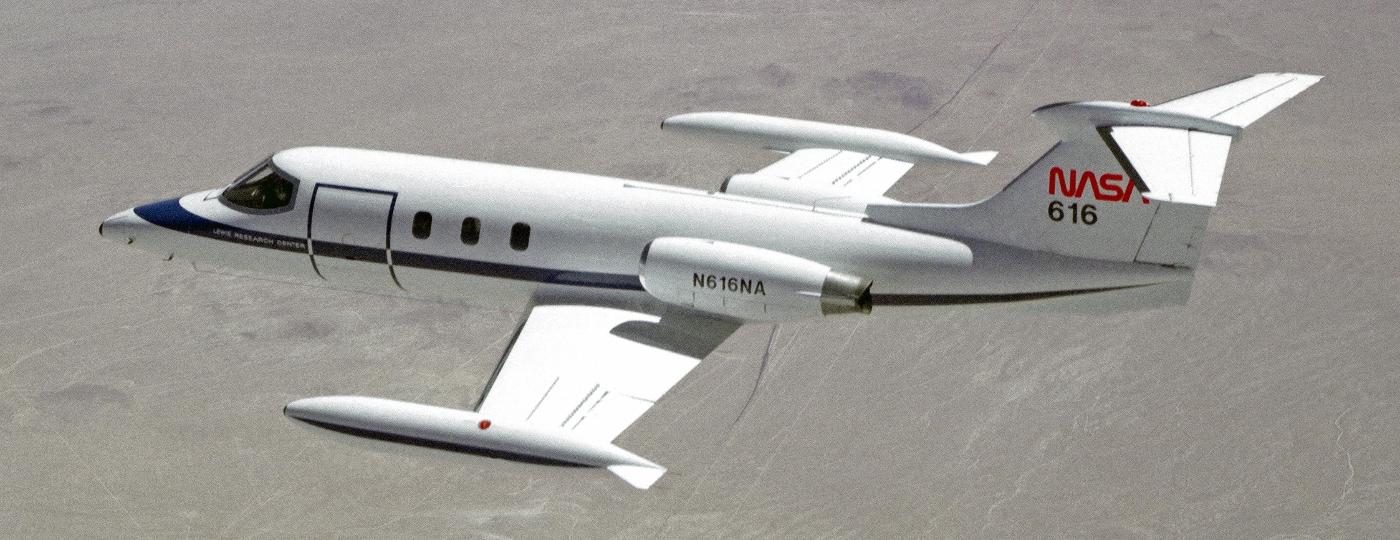 Learjet 25 da Nasa, com tanques de combustível na ponta da asa - Nasa