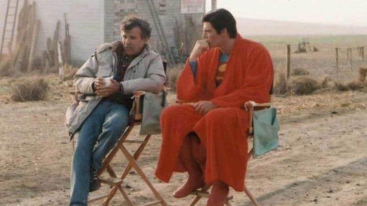 O diretor Richard Donner conversa com Christopher Reeve nas filmagens de 'Superman, O Filme' O diretor Richard Donner conversa com Christopher Reeve nas filmagens de 'Superman, O Filme'