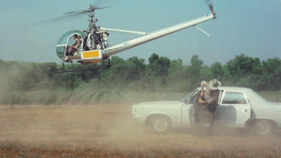Cena do filme 'O Ataque dos Tomates Assassinos' mostra helicóptero caindo de verdade: Após o acidente cena foi incorporada na versão final do longa Cena do filme 'O Ataque dos Tomates Assassinos' mostra helicóptero caindo de verdade: Após o acidente cena foi incorporada na versão final do longa