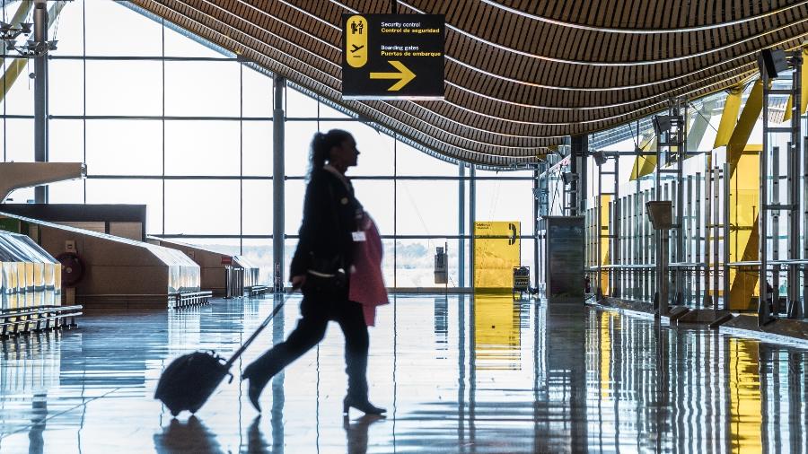 Passageira com mala em aeroporto: Países estão de olho em cobranças abusivas de aéreas por marcação de assentos e despacho de bagagens Passageira com mala em aeroporto: Países estão de olho em cobranças abusivas de aéreas por marcação de assentos e despacho de bagagens